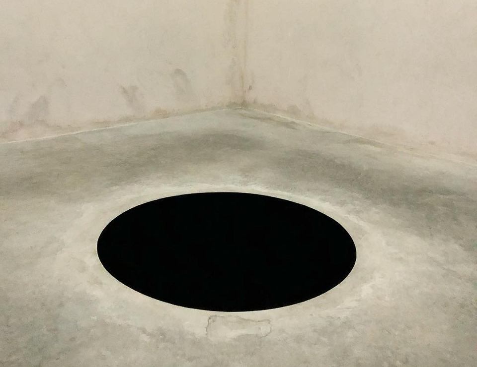 Anish Kapoor hole in Porto Museum